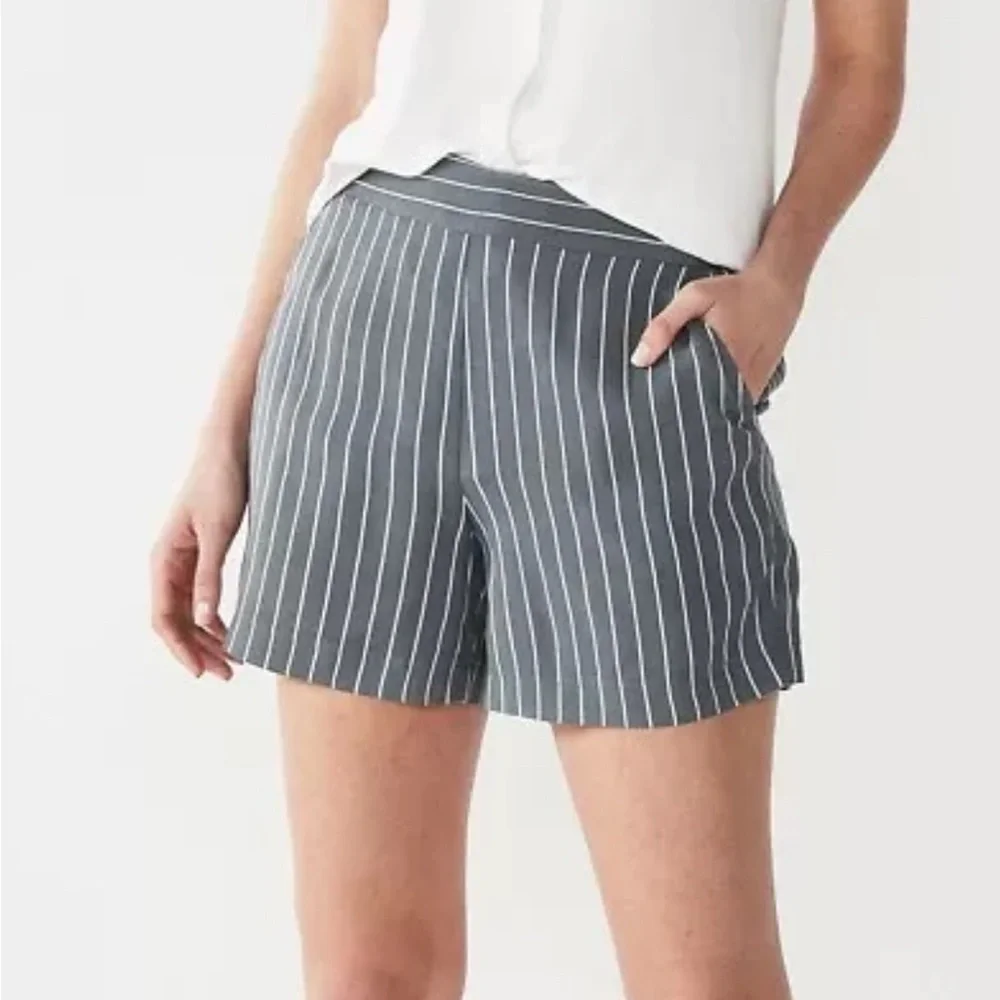 Nine West Women's M Medium Soft Pull on Shorts Striped Rayon NWT Pockets